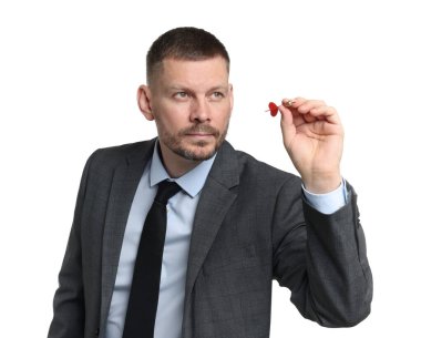 Hedef alınıyor. Beyaz arkaplanı hedefleyen dartlı bir adam.