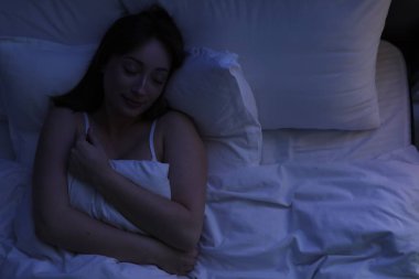 Evdeki yatakta uyuyan güzel bir kadın.