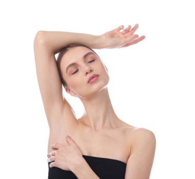 Beyaz arka plandaki epilasyondan sonra pürüzsüz bir ten gösteren genç kadın.