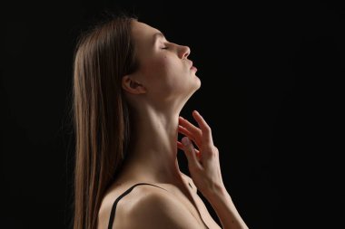 Siyah arka planda mükemmel bir teni olan kadın.