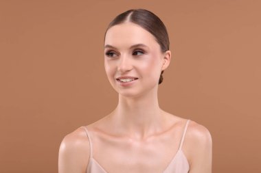 bej renkli arka plan üzerinde güzel genç kadın portresi