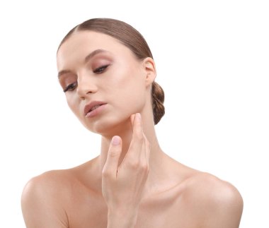 Beyaz arka planda güzel bir genç kadının portresi.