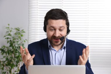 Kulaklıkla hoparlör açık alanda dizüstü bilgisayarı olan ağlar.