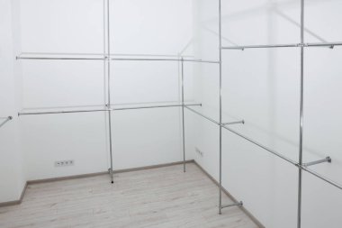 Boş yenileme odasındaki beyaz duvarların yakınındaki metal borular.