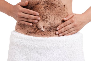 Göbeğini beyaz arka plana sürten kadın, yakın plan.