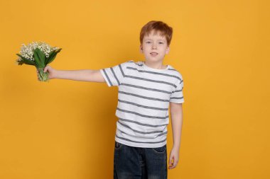 Sarı arka planda bir buket güzel çiçekli çocuk.