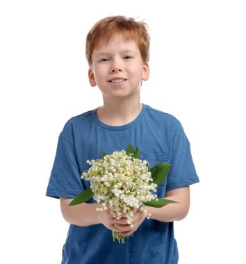 Beyaz arka planda vadideki güzel çiçekleri olan bir çocuk.