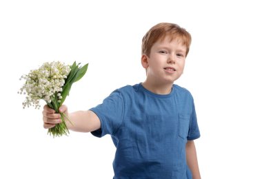 Beyaz arka planda vadideki güzel çiçekleri olan bir çocuk.