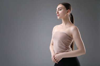 Gri arka planda güzel bir kadının portresi. Metin için boşluk