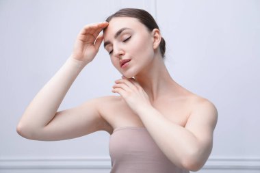 Güzel köprücük kemikleri olan bir kadın.