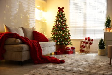 Güzel Noel ağacı ve odadaki diğer dekorlar. Şenlikli iç tasarım