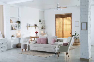 Odada yastıkları olan rahat bir kanepe. İç tasarım