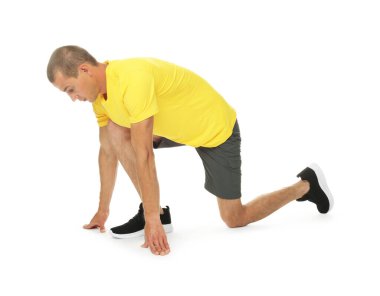 Beyaz arkaplanda başlangıç konumunda çalışan