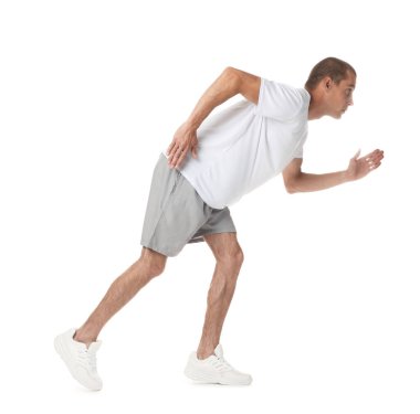 Beyaz arka planda koşan spor kıyafetli bir adam.