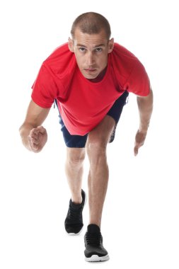 Beyaz arka planda koşan spor kıyafetli bir adam.