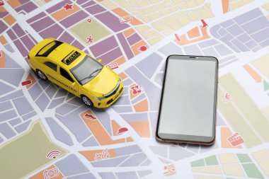 Yolculuk konsepti. Şehir haritasında akıllı telefon ve araba modeli