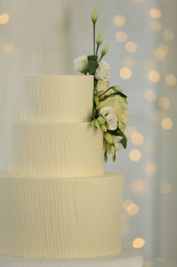 Çiçek desenli nefis bir düğün pastası. Arka planda bulanıklık var. Yakın plan. Bokeh etkisi