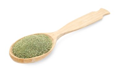 tahta kaşık üzerine beyaz izole kurutulmuş fesleğen