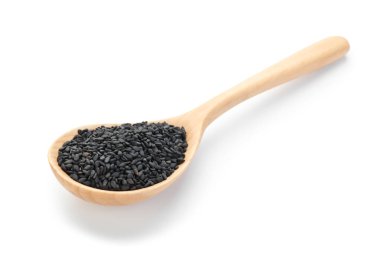 Aromatik siyah oyma tahta kaşıkta beyaz üzerinde izole edilmiş.