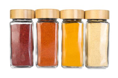 Beyaz kavanozlardaki farklı aromatik baharatlar.