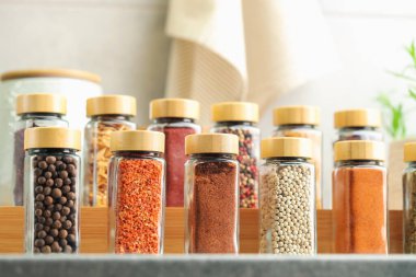 İçerideki masada kavanozlarda çok farklı aromatik baharatlar var.