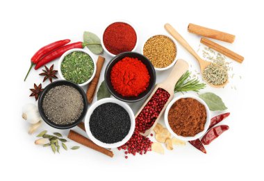 Beyaz, üst görünümde izole edilmiş farklı aromatik baharatlar