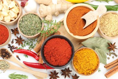 Beyaz arka planda farklı aromatik baharatlar, düz yatış