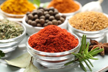 Masada çok farklı aromatik baharatlar var, yakın plan.