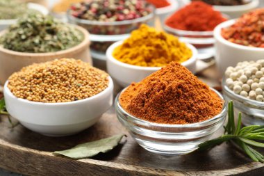 Masada farklı aromatik baharatlar var, yakın plan.