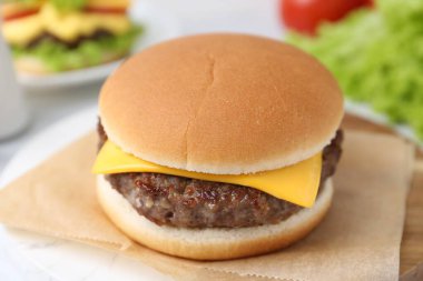 Beyaz masada lezzetli köfteli çizburger, yakın plan.