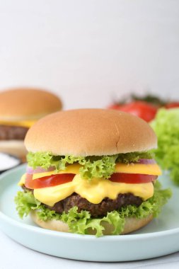 Beyaz masada leziz bir çizburger, yakın plan. Metin için boşluk