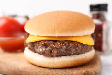 Beyaz masada lezzetli köfteli çizburger, yakın plan.
