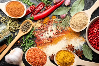 Siyah arka planda farklı aromatik baharatlar, düz yatış