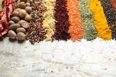 Dokuma masasında birçok farklı baharat var, yakından. Metin için boşluk