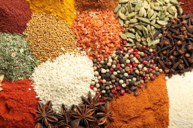 Arka plan, üstten görünüm olarak farklı Aromatik baharatlar