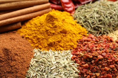 Arkaplan olarak farklı aromatik baharatlar, yakın plan görünüm