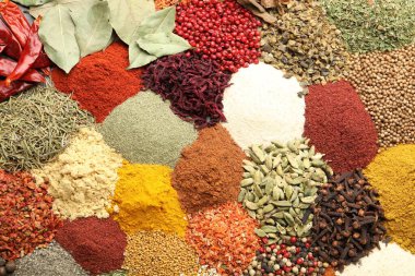 Arka plan, üstten görünüm olarak farklı Aromatik baharatlar