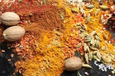 Koyu masada çok farklı baharatlar var.