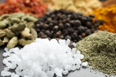 Karanlık masada çok farklı baharatlar var, yakın plan.