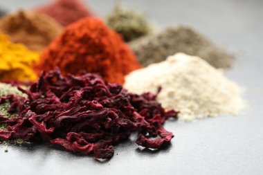 Gri masada birçok farklı baharat var, yakın plan.