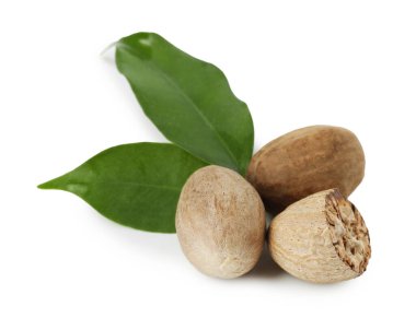 Bütün, hindistan cevizi ve yaprakları beyaza izole edilmiş.