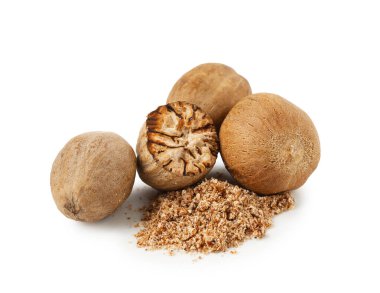 Tam, kesilmiş hindistan cevizi ve toz beyaza izole edilmiş.