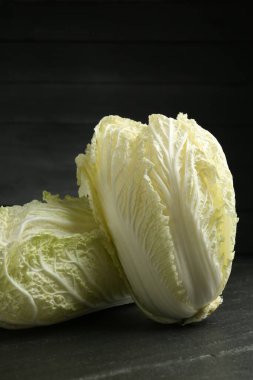 Siyah masada taze Çin lahanaları, yakın plan.