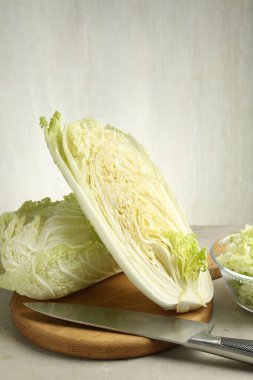 Taze Çin lahanaları ve bıçak açık gri masada, yakın plan.