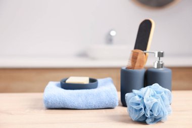 Banyodaki hafif ahşap masada farklı banyo ürünleri. Metin için boşluk