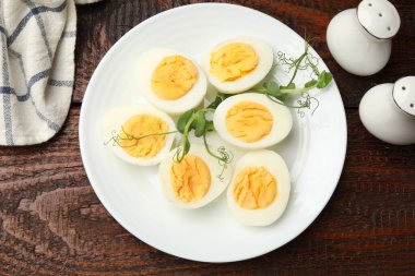 Haşlanmış yumurta ve mikroyeşiller ahşap masada, düz yatıyordu.