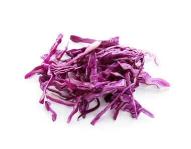 Parçalanmış kırmızı lahana yığını beyaza izole edilmiş, üst manzara