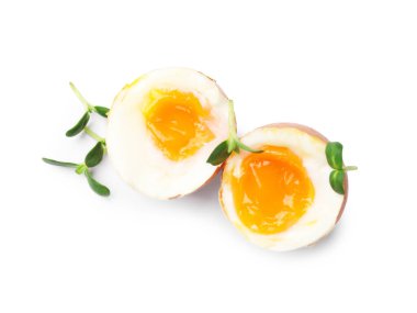 Beyaz arka planda mikro yeşillikli yumuşak haşlanmış yumurtalar, üst manzara.