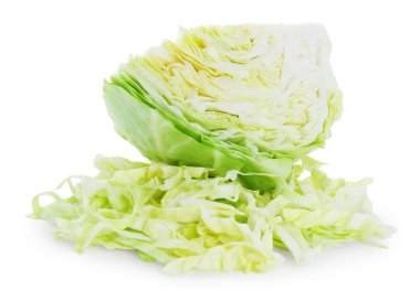 Parça ve parçalanmış taze lahana yığını beyaza izole edilmiş.