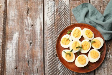 Ahşap masanın üstünde mikro yeşillikli haşlanmış yumurta, üst manzara. Metin için boşluk